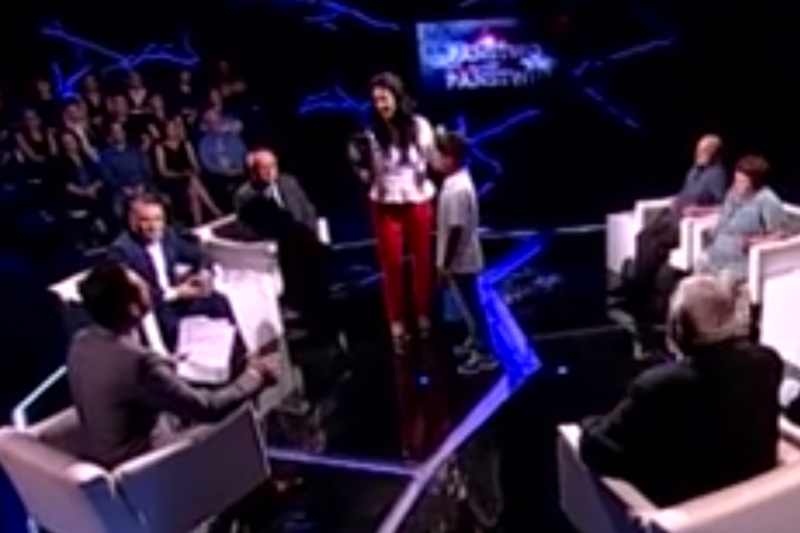 W czasie trwania programu "Państwo w państwie" na scenę niespodziewanie wtargnęła kobieta z dzieckiem.