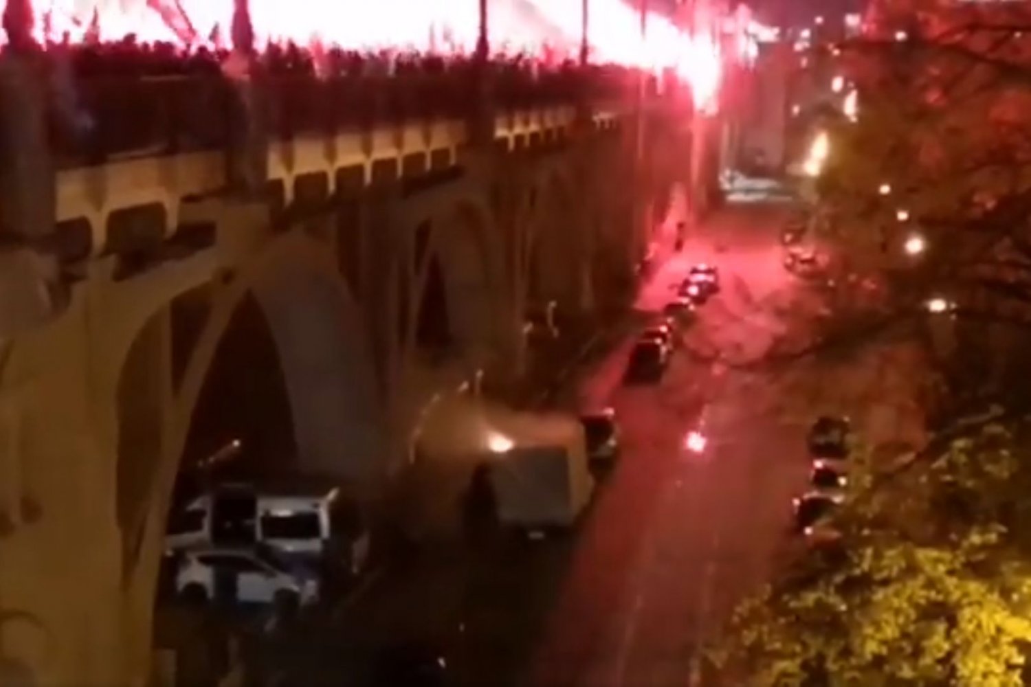 Raca poleciała na ciężarówkę zaparkowaną pod mostem Poniatowskiego