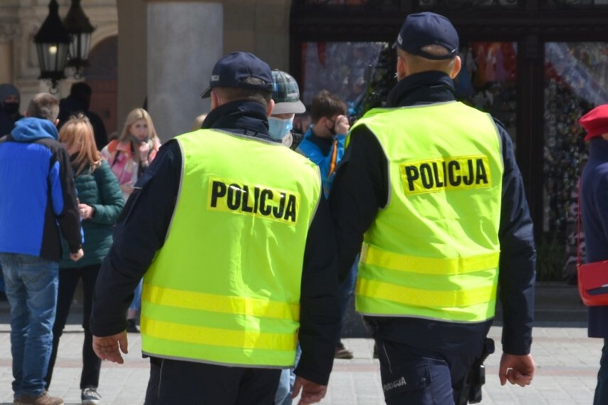 Dwaj policjanci wdali się ze sobą w bójkę podczas prywatnej imprezy.