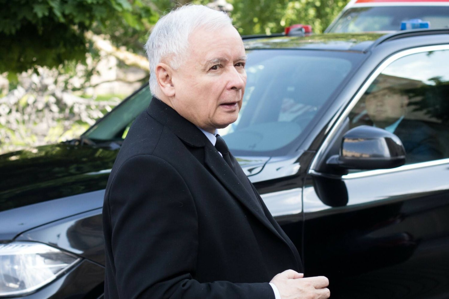 Limuzyna Jarosława Kaczyńskiego jechała za szybko. Kierowca, który wiózł prezesa PiS do kościoła przekroczył prędkość o 40 km/h