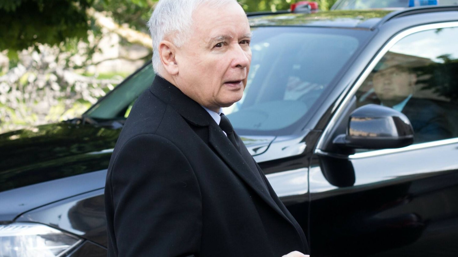 Limuzyna Jarosława Kaczyńskiego jechała za szybko. Kierowca, który wiózł prezesa PiS do kościoła przekroczył prędkość o 40 km/h