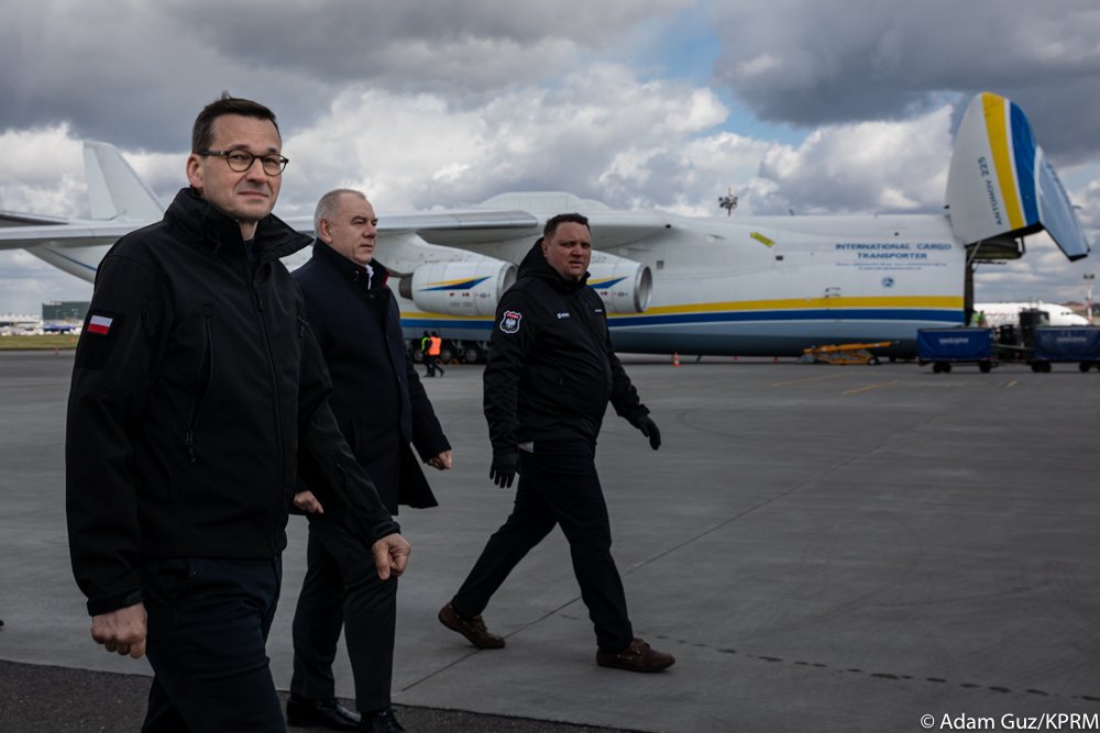 Mateusz Morawiecki odbierał transport z Chin bez zabezpieczenia