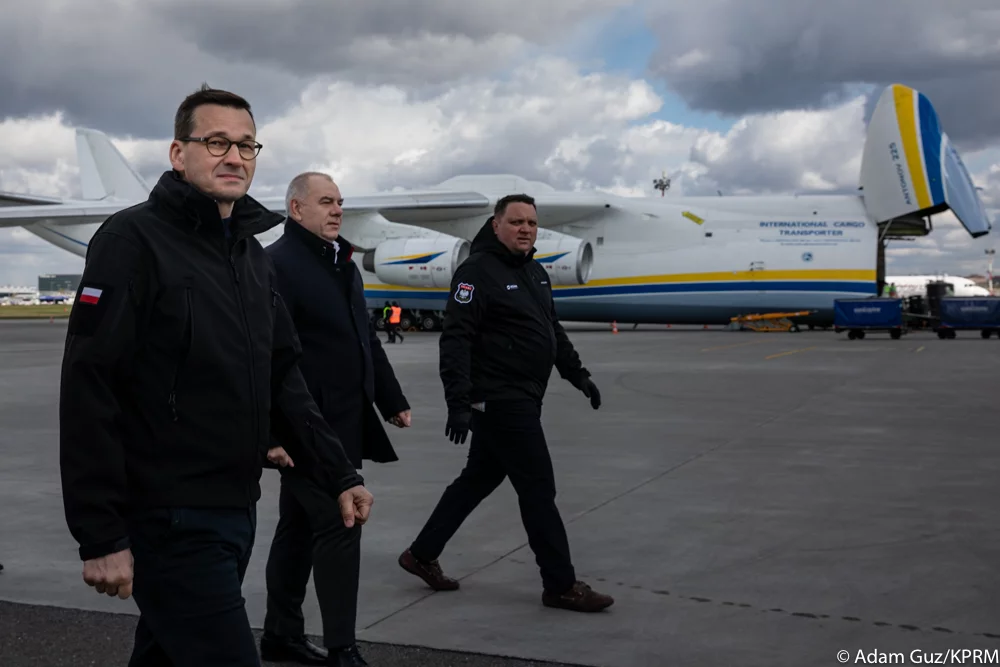 Mateusz Morawiecki odbierał transport z Chin bez zabezpieczenia