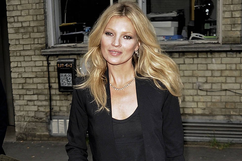 Kate Moss jest niska, ale bardzo drobna. Na żywo wygląda przez taką sywletkę jak o połowę młodsza