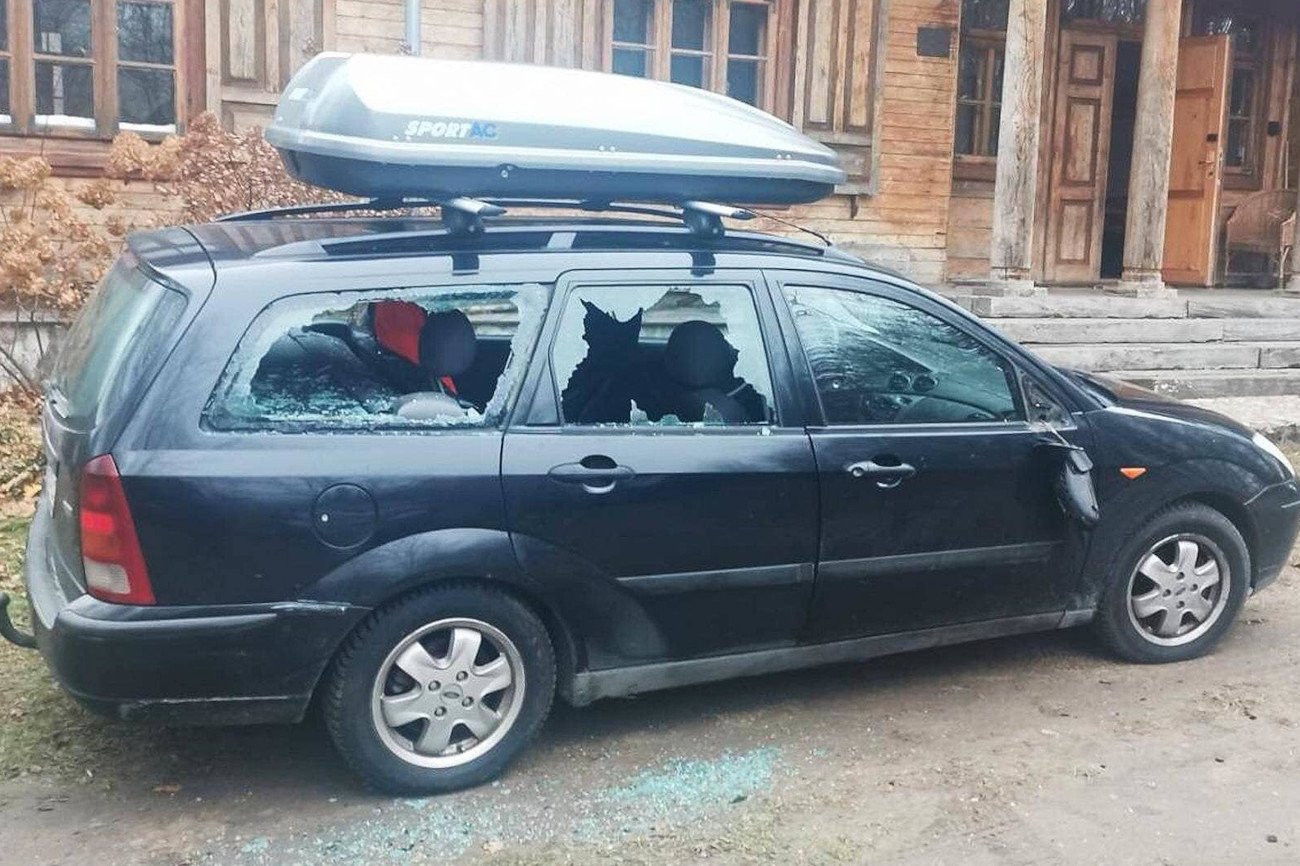 Nieznani sprawcy zniszczyli auta medyków pomagającym uchodźcom w strefie objętej stanem wyjątkowym.