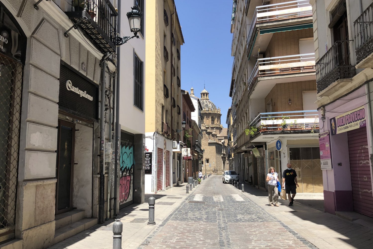 Turystyka w Granadzie zamarła. Wiele barów i restauracji pozostaje zamkniętych.