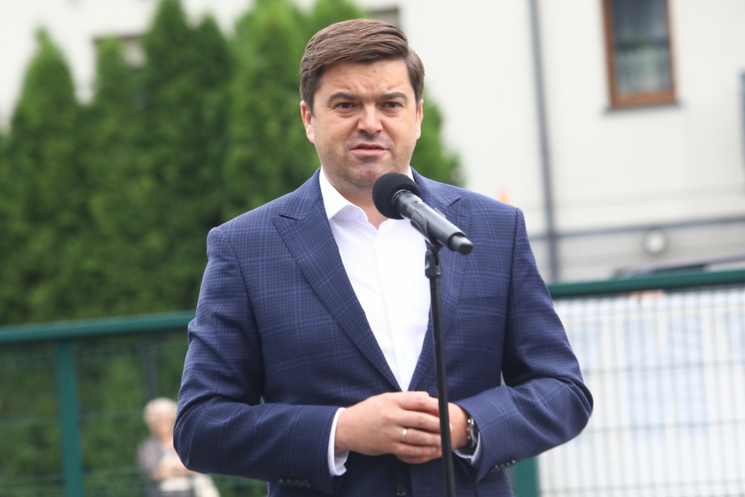 Antyszczepionkowcy zaatakowali także rzecznika ministerstwa zdrowia Wojciecha Andrusiewicza.