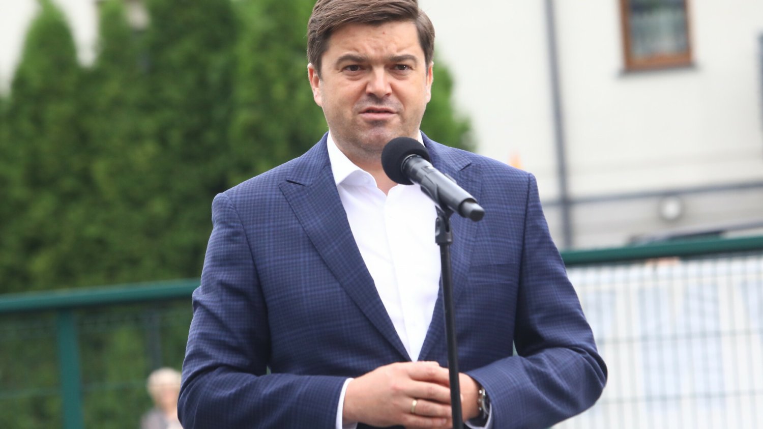 Antyszczepionkowcy zaatakowali także rzecznika ministerstwa zdrowia Wojciecha Andrusiewicza.
