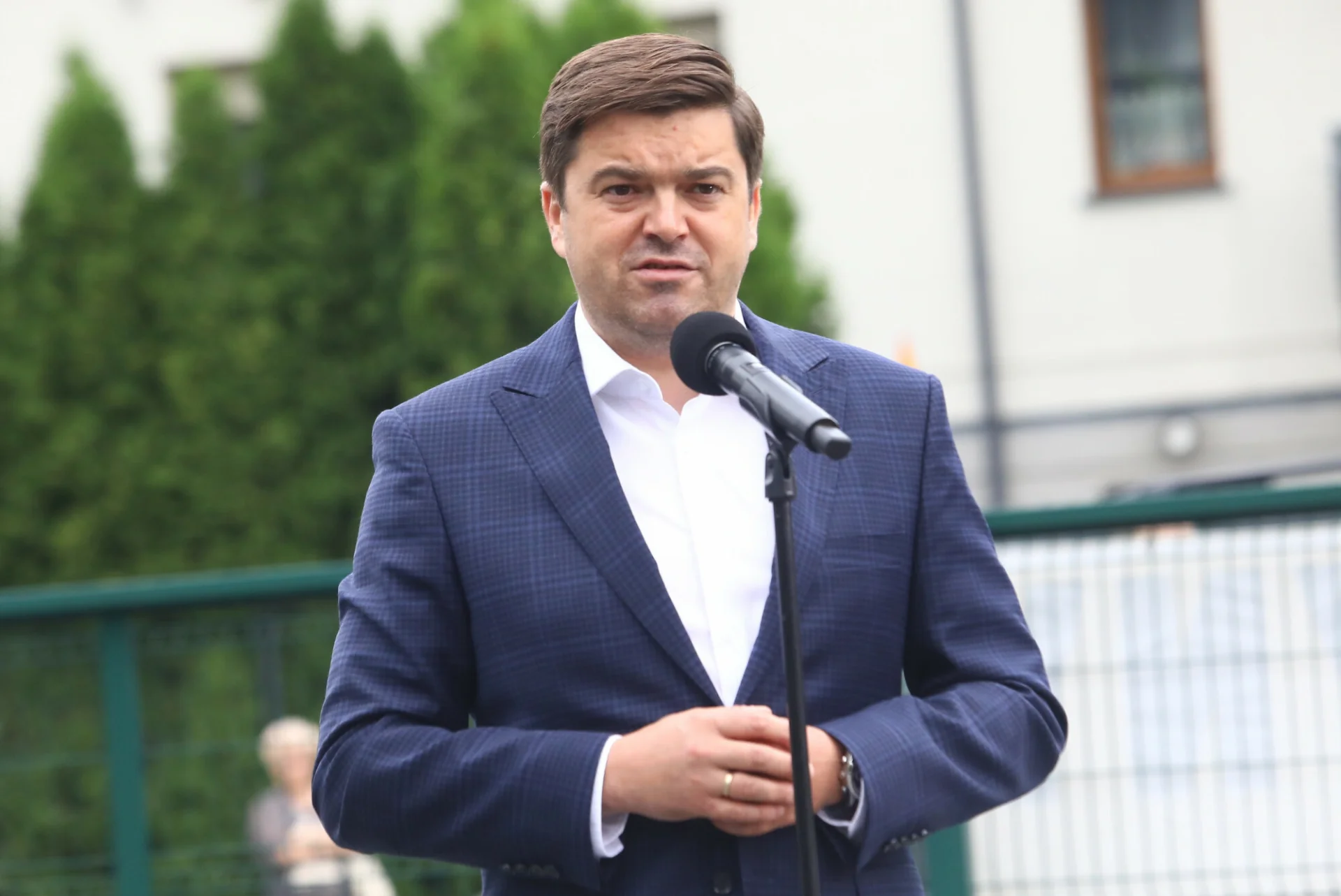 Antyszczepionkowcy zaatakowali także rzecznika ministerstwa zdrowia Wojciecha Andrusiewicza.