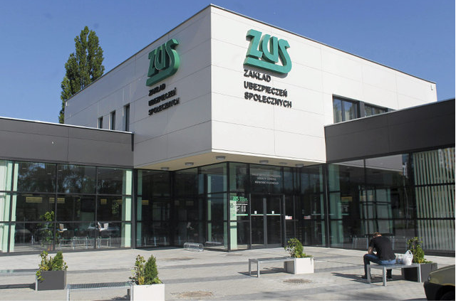 ZUS wysyła urzędników na zagraniczne wycieczki. Oficjalnie po to, żeby szkolić Polaków i udzielać im porad.