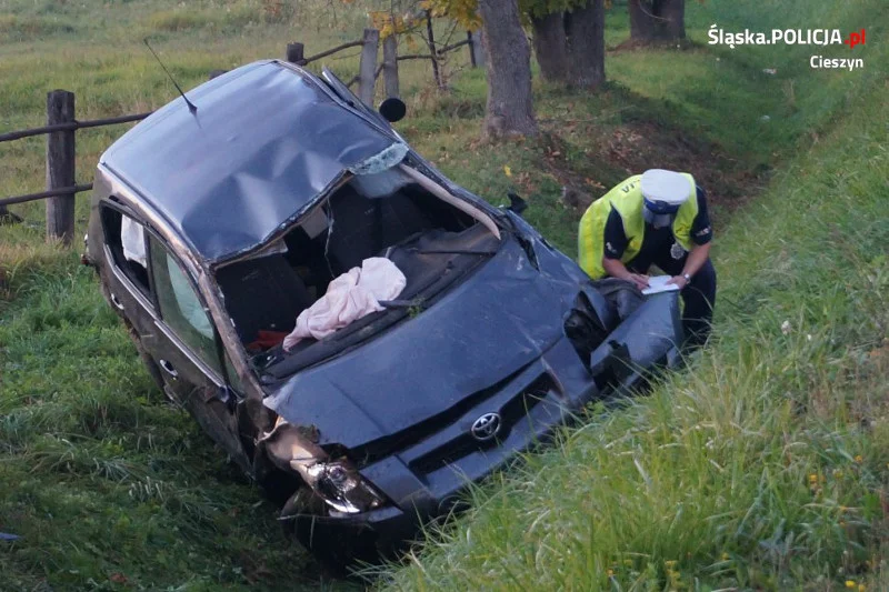 Śmiertelny wypadek Ochabach Wielkich. Zginęła 37-letnia kierowczyni pojazdu. Nie miała zapiętych pasów gdy jej auto uderzyło w drzewo i dachowało.