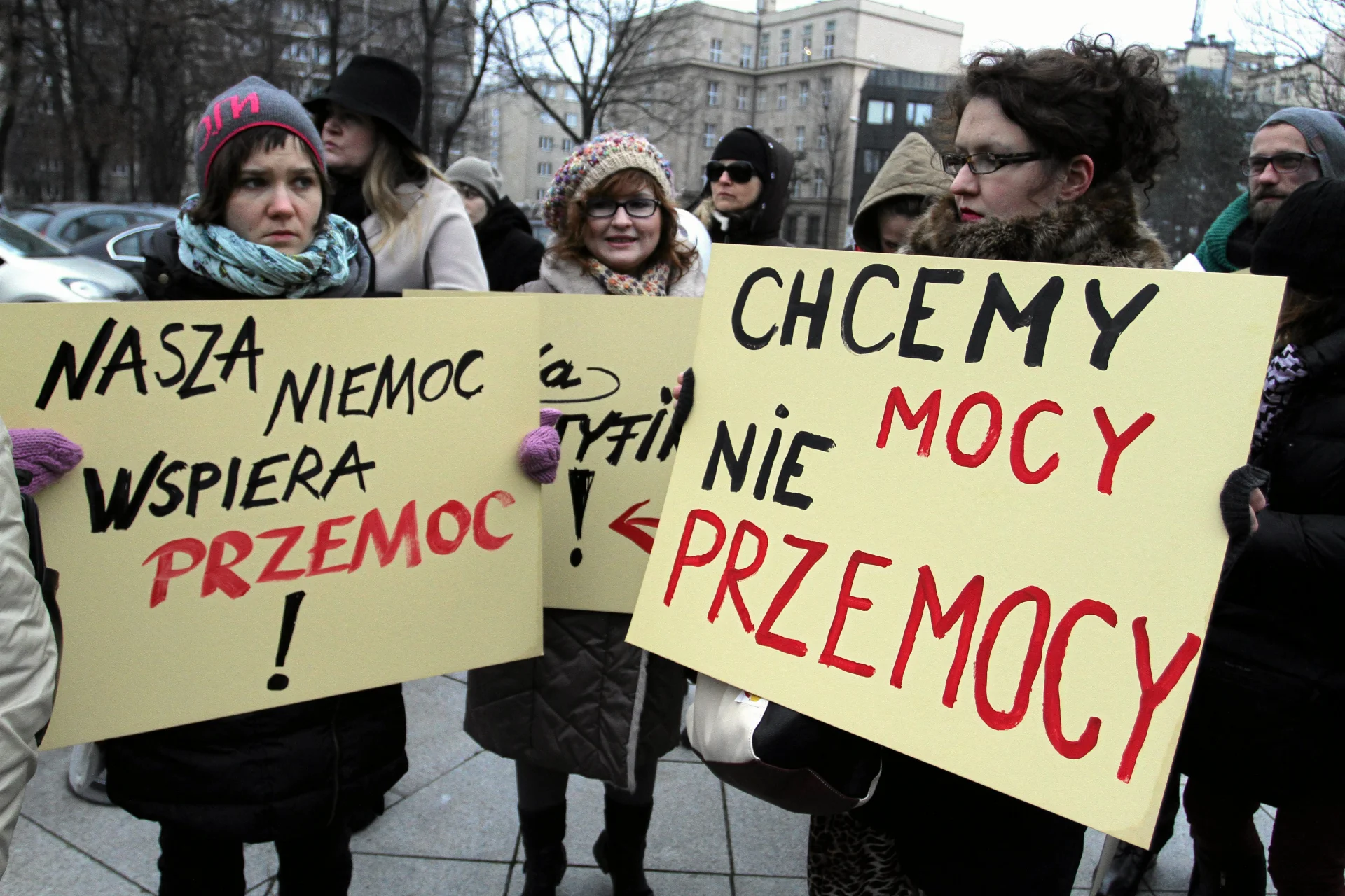05.12.2014 Warszawa , Sejm. Marsz Pand: razem przeciwko przemocy . Pandy - kobiety z podbitym okiem.