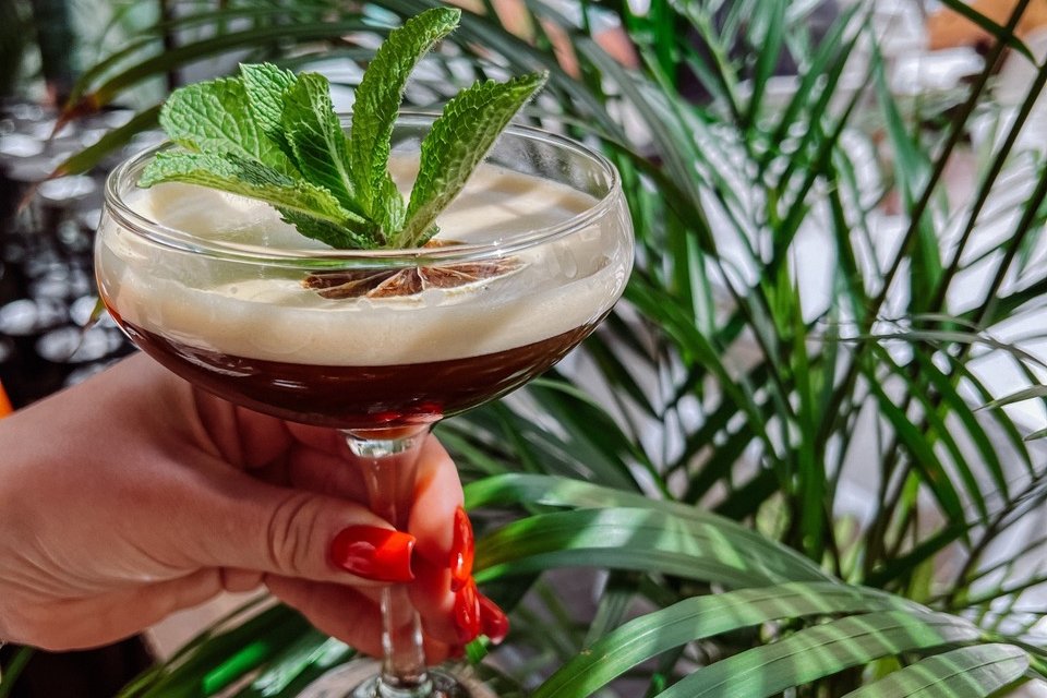 Café Romano to flagowa kawa sieci restauracji ORZO. Napój jest orzeźwiającą wariacją włoskiej kawy (serwowanego na gorąco klasycznego espresso z kawałkiem cytryny) na zimno. Można go zamówić w lokalach ORZO w Warszawie, Krakowie i Poznaniu.