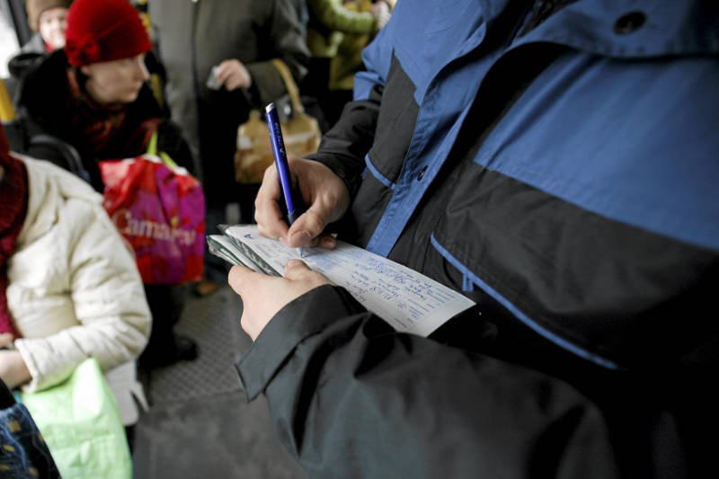 ZTM wprowadza terminale płatnicze dla kontrolerów biletów.