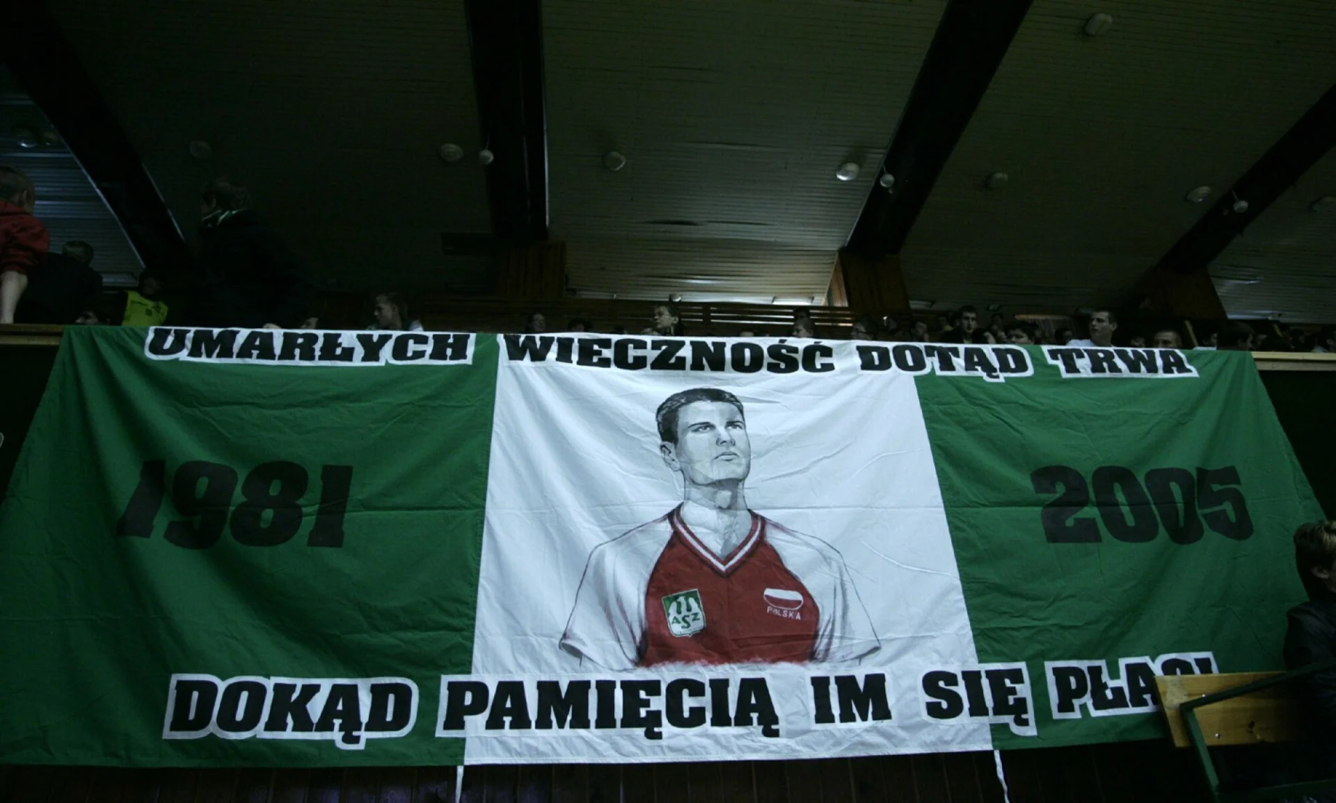 Wymowna flaga wywieszona w Częstochowie podczas memoriału im. Arkadiusza Gołasia.