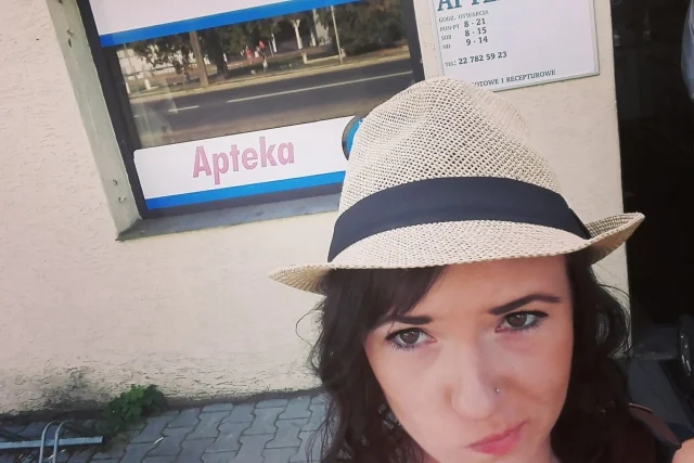 Dziennikarka skorzystała z okazji do zapozowania na tle TEJ apteki.
