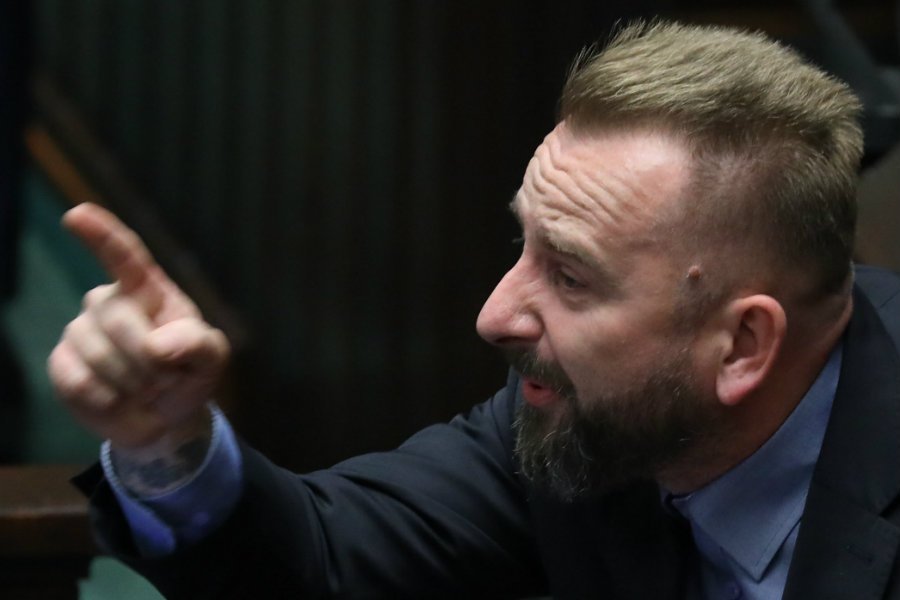 Poseł Piotr Liroy Marzec podczas debaty nad obywatelskim projektem Ogólnopolskiego Stowarzyszenia Wiedzy o Szczepieniach " STOP NOP " o zmianie ustawy o zapobieganiu oraz zwalczaniu zakażeń i chorob zakaźnych u ludzi wprowadzającej dobrowolność szczepień.
