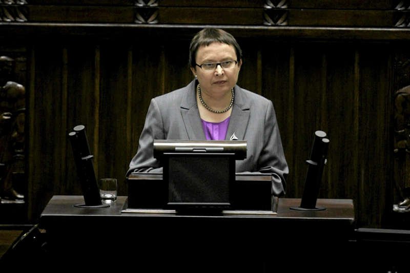 Katarzyna Hall uważa, że mniej wolnego dla nauczycieli to szansa dla szkół by "wzmocnić ich rolę opiekuńczą"