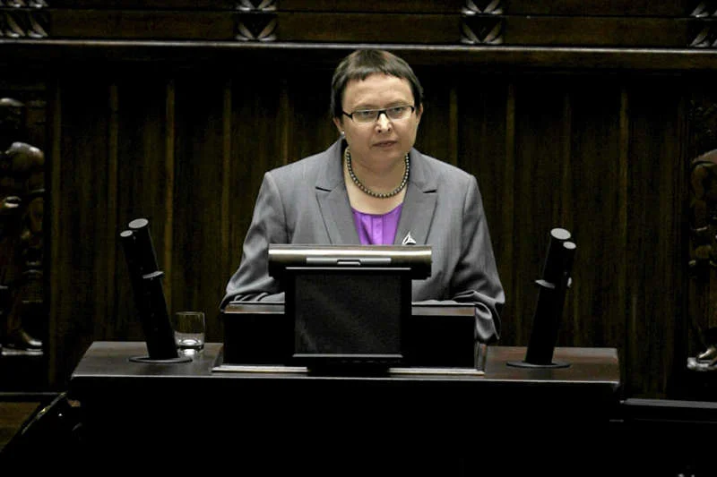 Katarzyna Hall uważa, że mniej wolnego dla nauczycieli to szansa dla szkół by "wzmocnić ich rolę opiekuńczą"