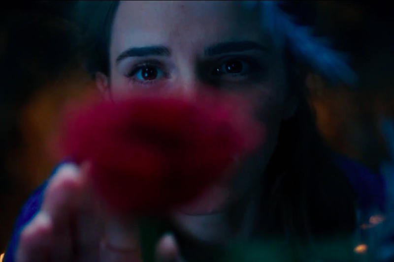 Pierwszy zwiastun "Pięknej i Bestii" jest tajemniczy, ale daje nadzieję na piękny film.