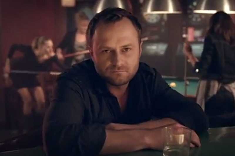 Aktor Leszek Lichota, w tle Kinga Preis, Olga Bołądź i Magdalena Popławska