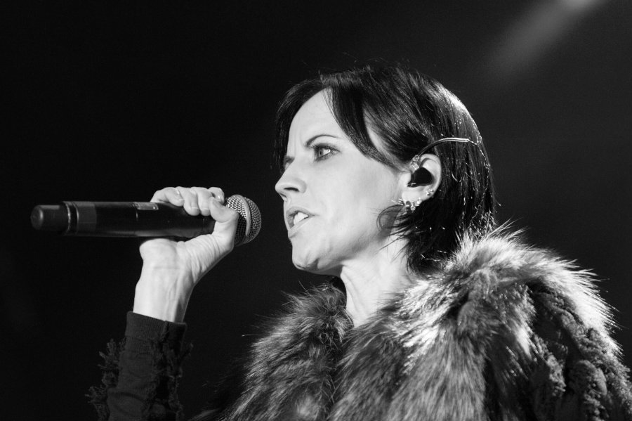 Dolores O'Riordan podczas koncertu we Wrocławiu w 2017 roku. Wokalistka zespołu The Cranberries została znaleziona martwa w Londynie.