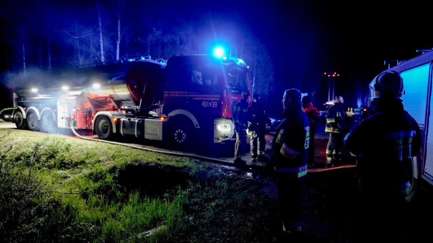 Dogaszanie pożaru na Lubelszczyźnie może potrwać wiele dni. "Sytuacja wciąż jest poważna" Akcja gaszenia pożaru na Roztoczu.