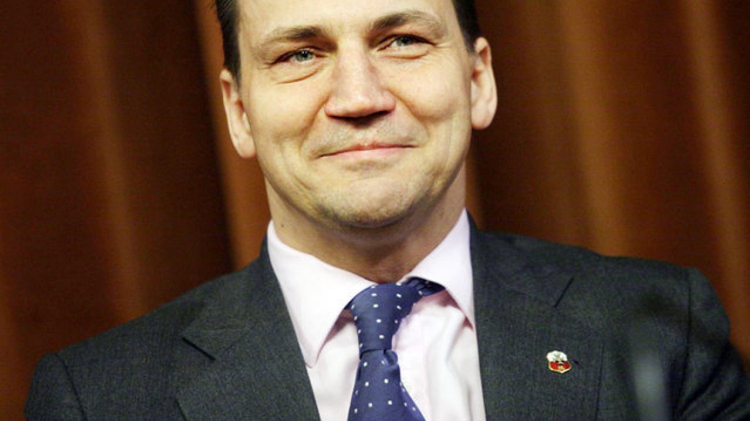 Sikorski w rozmowie z "Tygodnikiem Powszechnym" mówił m.in. o szkodliwym "ekosystemie medialnym", który niszczy poczucie własnej wartości Polaków.
