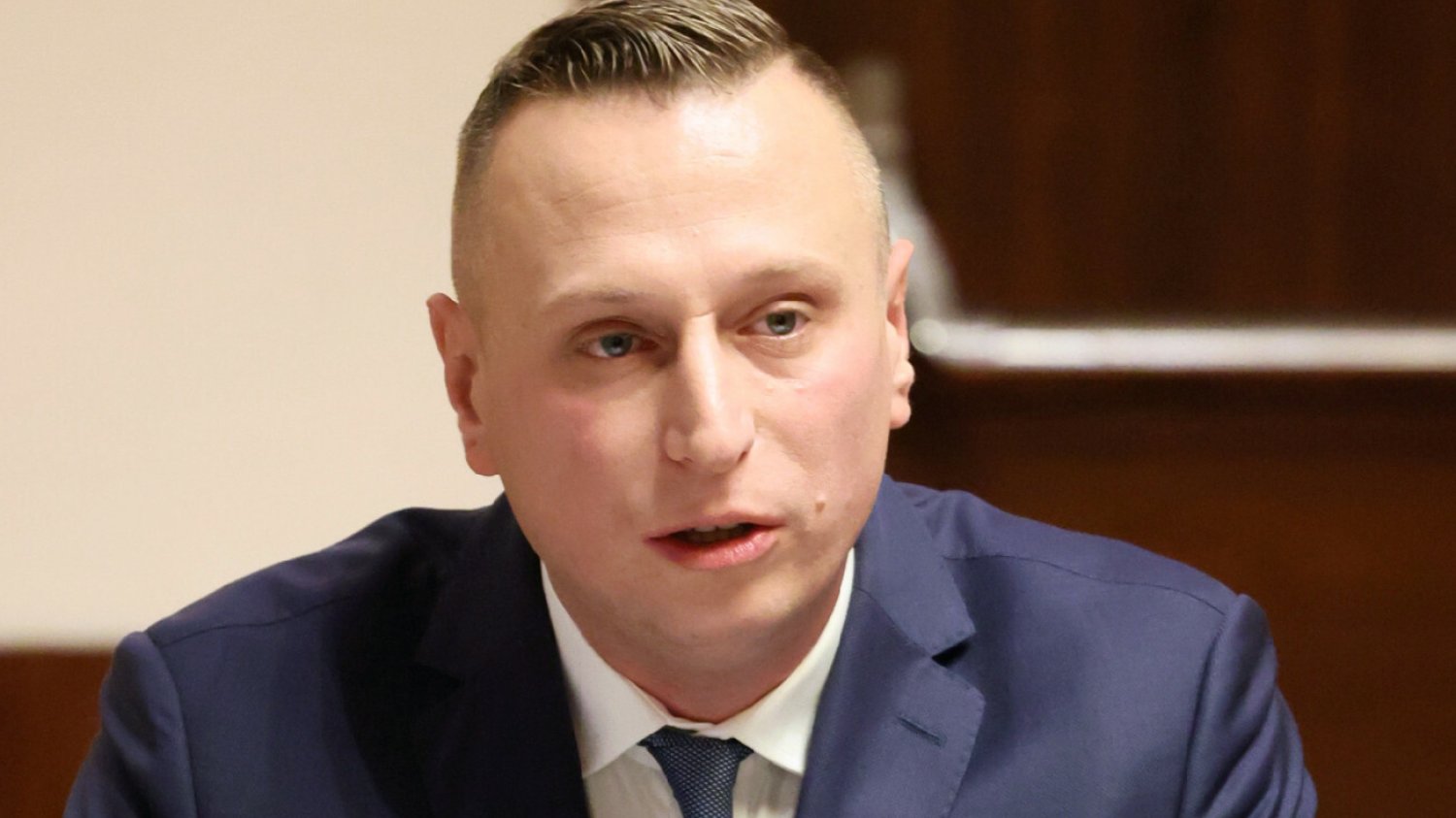 Obornik pod biurem Krzysztofa Brejzy. Wcześniej przeżył to Szymon Hołownia.