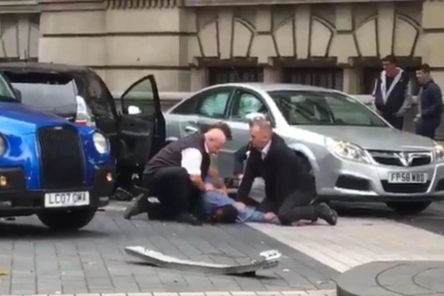 Policjanci obezwładnili kierowcę, który wjechał w pieszych.