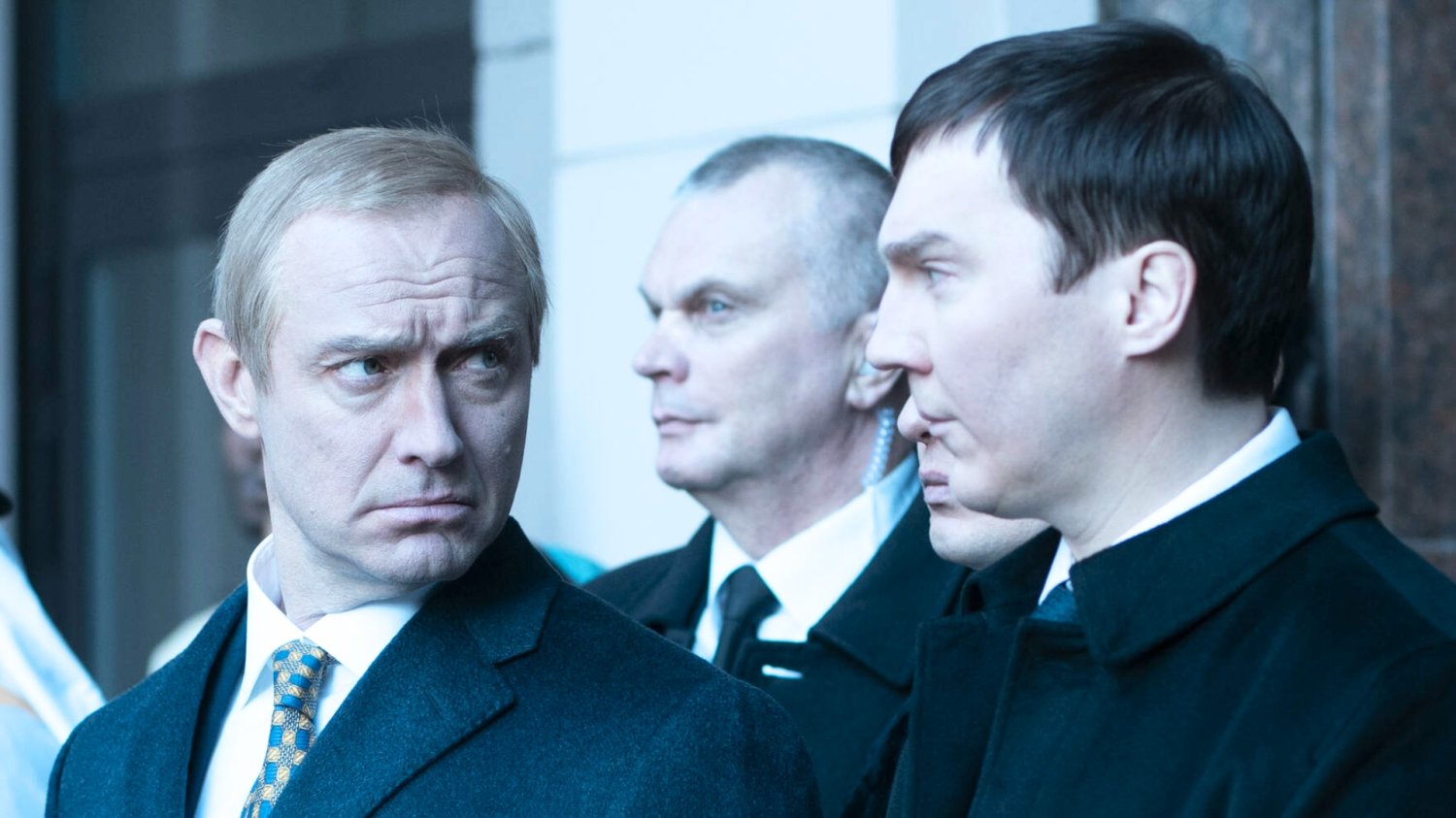 Jude Law i Paul Dano w filmie "The Wizard of the Kremlin"