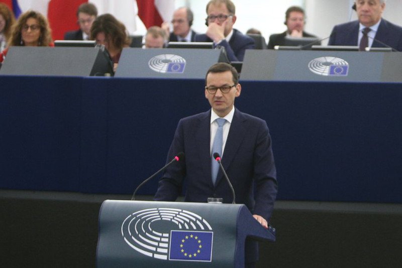 Mateusz Morawiecki tłumaczy się w PE z nowego prawa dot. Sądu Najwyższego.