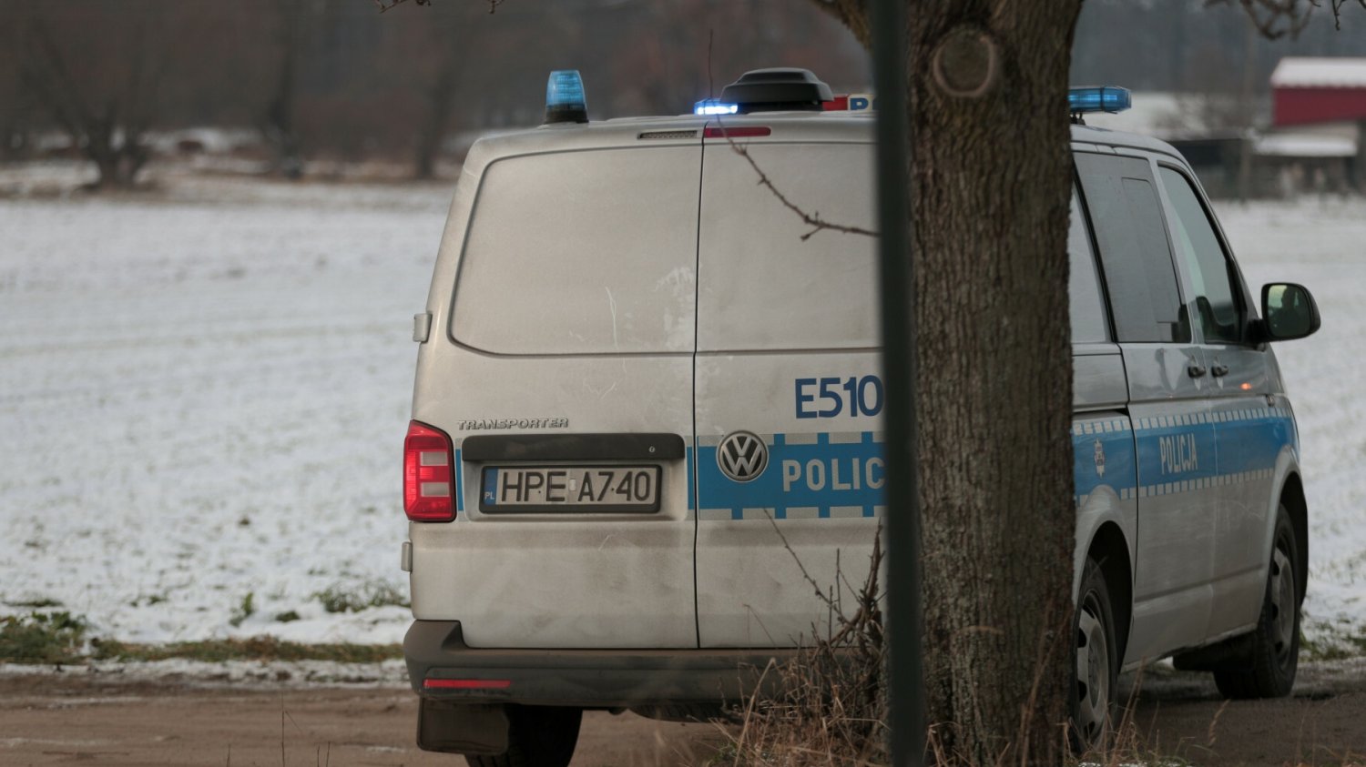 Siecieborzyce. Policja patrolująca dom