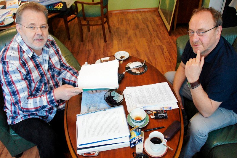 Z rozmów prof. Zbigniewa Izdebskiego i Janusza L.Wiśniewskiego powstała książka "Intymnie. Rozmowy nie tylko o miłości".