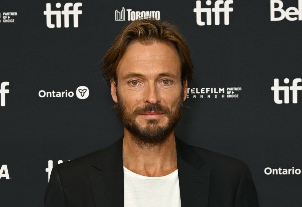 Kim jest Andreas Pietschmann: odtwórca jednej z głównych ról w serialu Netflixa "1899"?