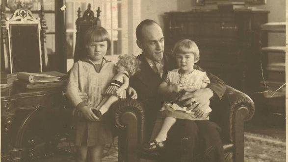 Iwaszkiewicz miał żonę i dwie córki.