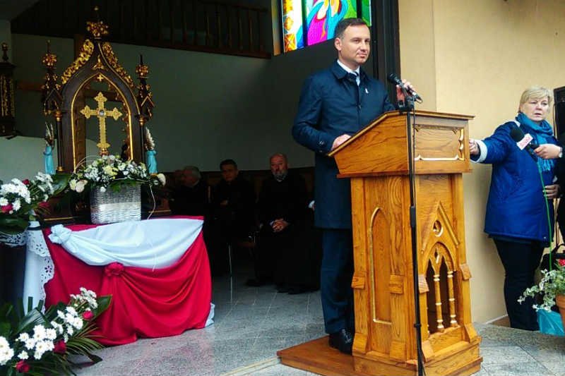 Andrzej Duda prowadzi kampanię wyborczą w kościele.