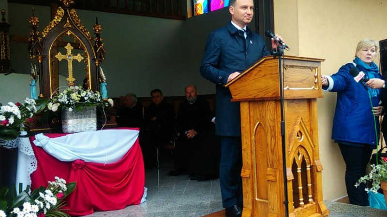 Andrzej Duda prowadzi kampanię wyborczą w kościele.