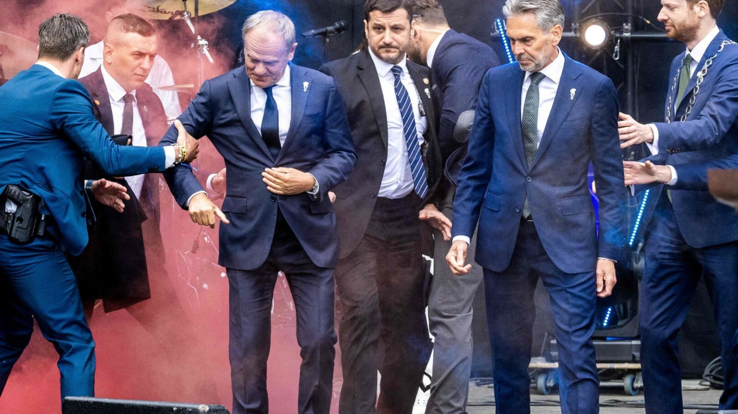Wiadomo, czemu Tuska trzeba było ewakuować. Premier odniósł się do incydentu w Holandii Incydent podczas wystąpienia Donalda Tuska w Holandii