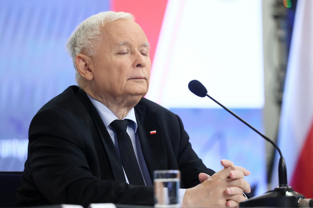 Prezes PiS Jarosław Kaczyński miał przysnąć podczas konferencji prasowej. Polacy zastanawiają się nad stanem jego zdrowia.