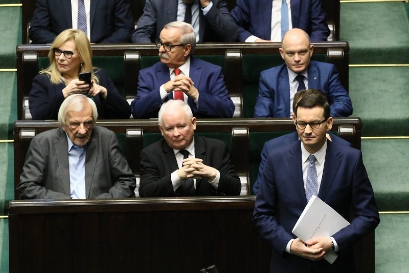Posłowie Koalicji Obywatelskiej zagłosowali za wotum zaufania dla rządu Mateusza Morawieckiego. To efekt problemów z kartami do głosowania.