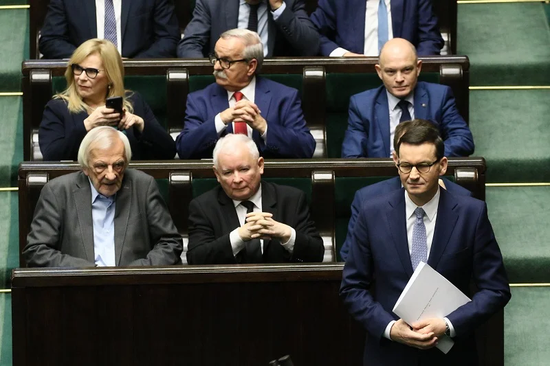 Posłowie Koalicji Obywatelskiej zagłosowali za wotum zaufania dla rządu Mateusza Morawieckiego. To efekt problemów z kartami do głosowania.