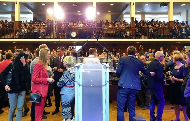 Z tej mównicy Donald Tusk ma wygłosić przemówienie w Warszawie.