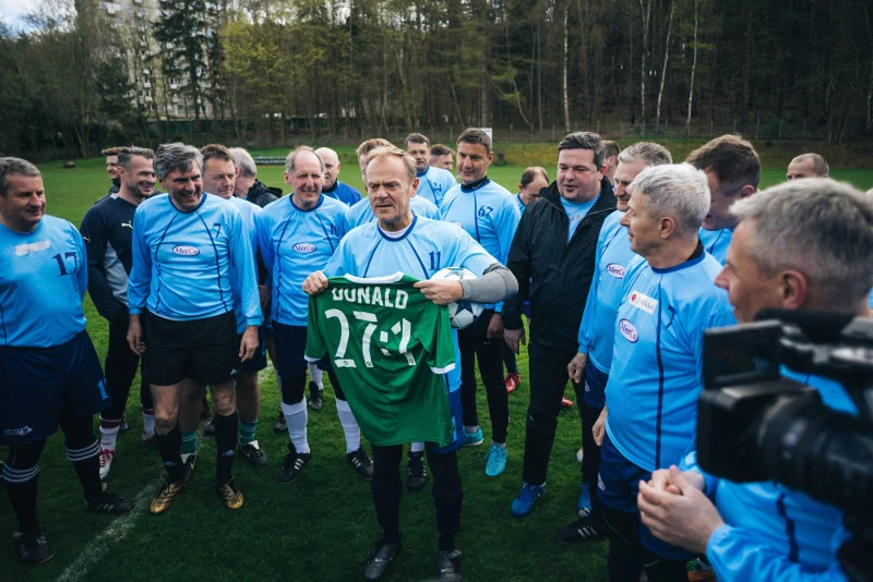 Donald Tusk dostał od kolegów koszulkę z napisem "27:1", nawiązującą do wyborów na przewodniczącego Rady Europejskiej, podczas których tylko polski rząd był przeciwny jego kandydaturze.