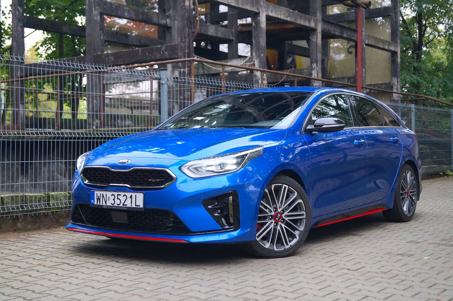 Kia Proceed GT kusi sportowymi dodatkami. Wygląda trochę jak kombi, ale to 5-drzwiowy shooting-break.