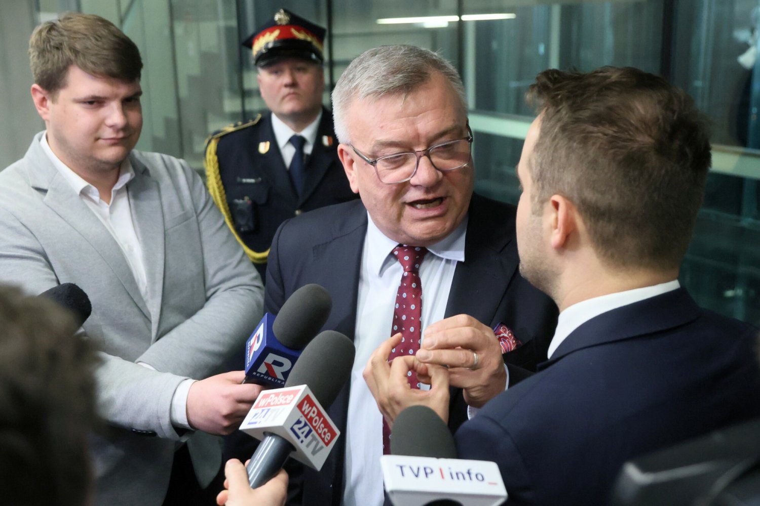 PiS chciał badać posła KO alkomatem. Artur Łącki komentuje