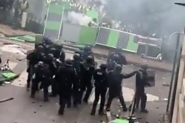 Francuski rząd rozważa wprowadzenie stanu wyjątkowego.  Żółte kamizelki protestują na ulicach Paryża od dwóch tygodni.