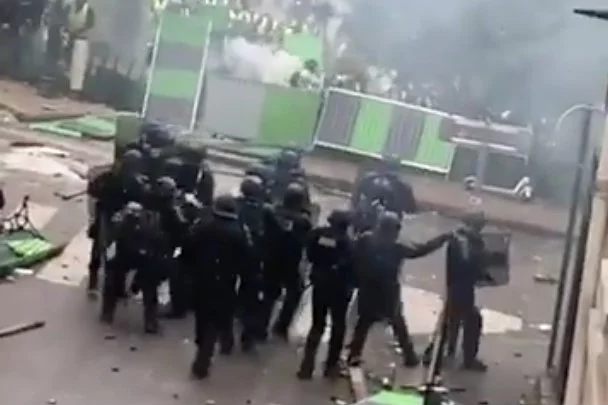 Francuski rząd rozważa wprowadzenie stanu wyjątkowego.  Żółte kamizelki protestują na ulicach Paryża od dwóch tygodni.