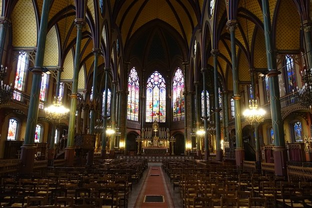 Wnętrze kościoła św. Eugeniusza i św. Cecylii w Paryżu.