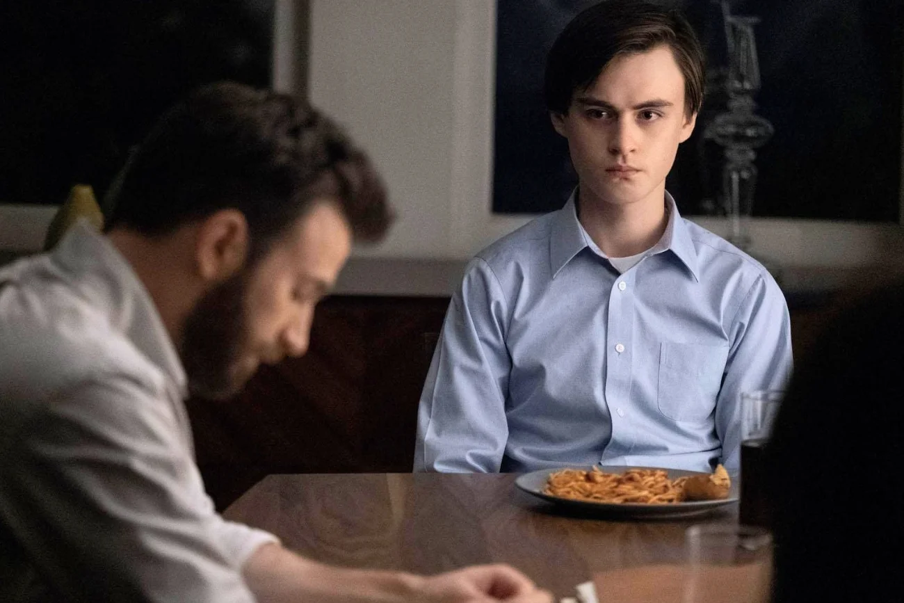 Chris Evans i Jaeden Martell w serialu "W obronie syna"